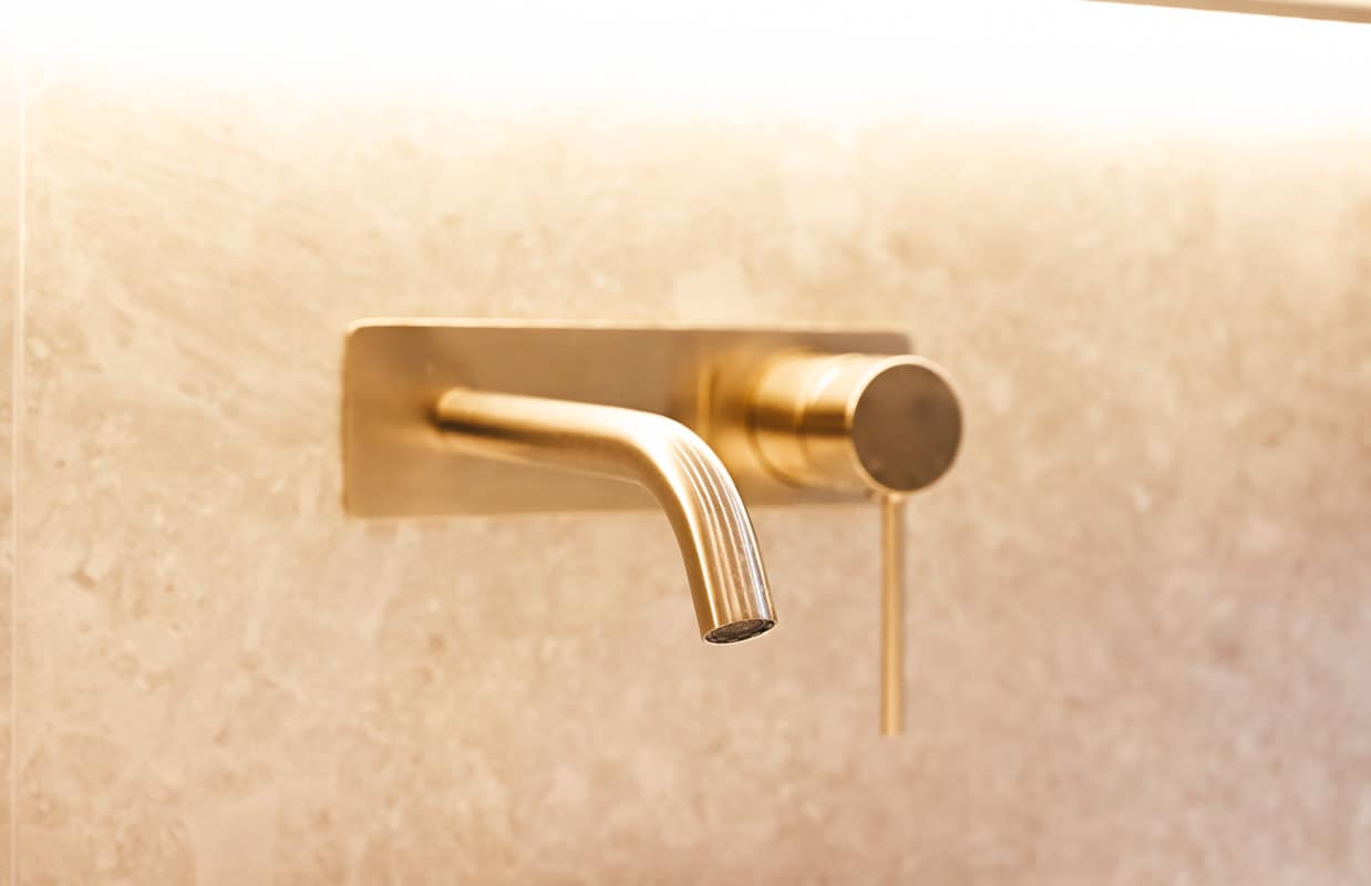 bathroom plumber that installs new taps