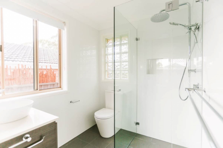 Sydney-Ensuite-Small-Bathroom-Renovation-wih-HCT610D-RIMLESS-TOILET-SUITE
