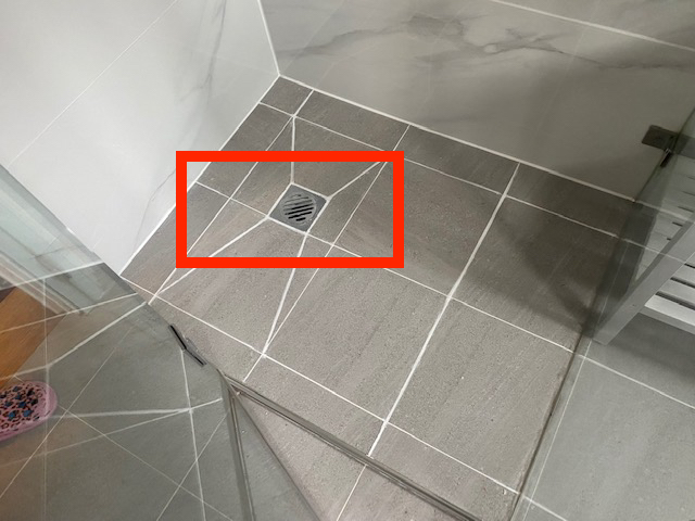 Incorrect-gradient-on-the-floor-tiles-to-allow-water-flow