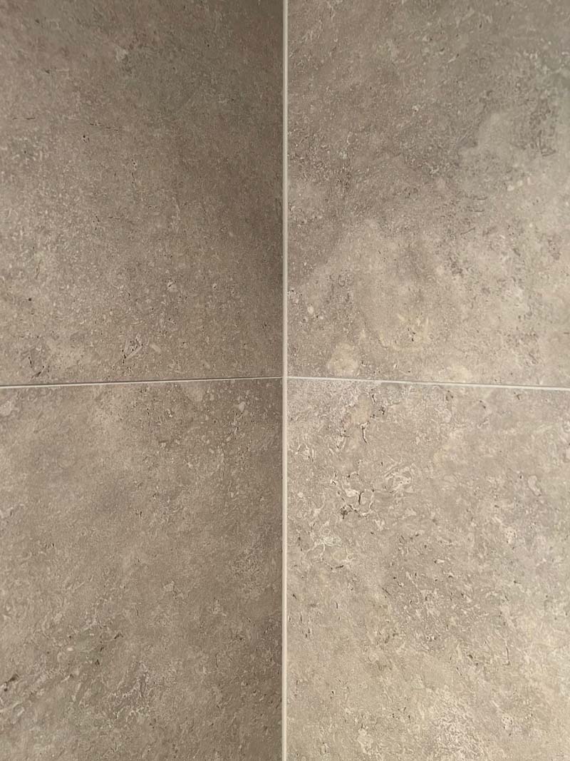 Choosing the grout colour for wall tiles