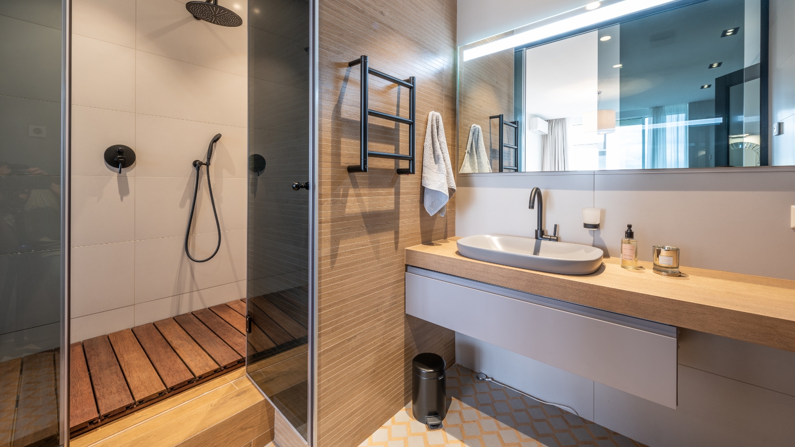 Bathroom renovator that does beach or coastal themes with steam room