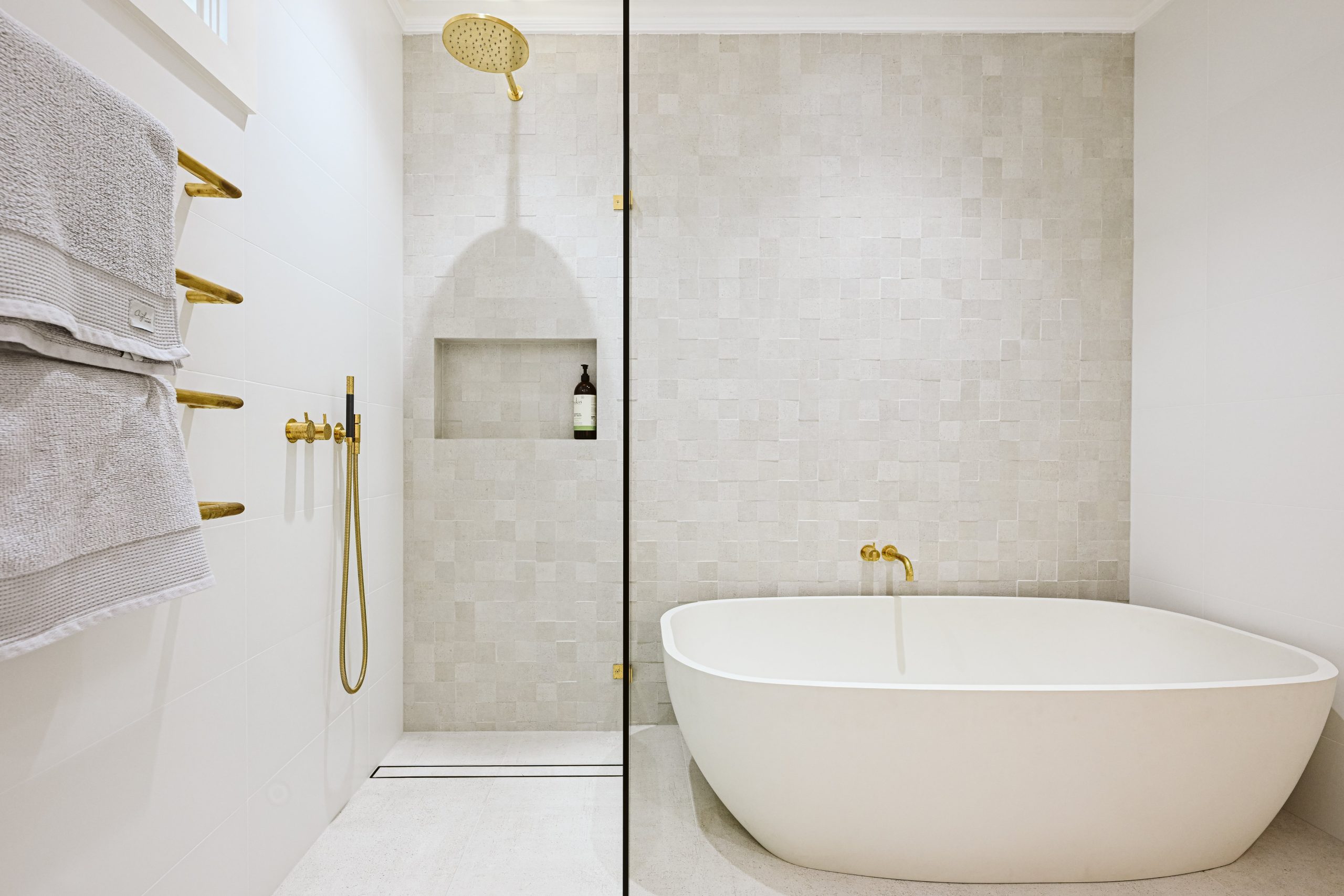 Raglan Street Mosman new main bathroom with bath