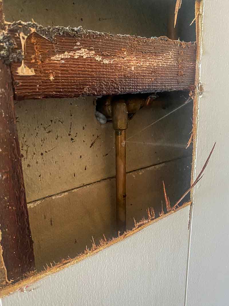 How to choose a plumber for water leak detection photo A plumber in Sydney that can do water leak detection service for bathrooms pipes